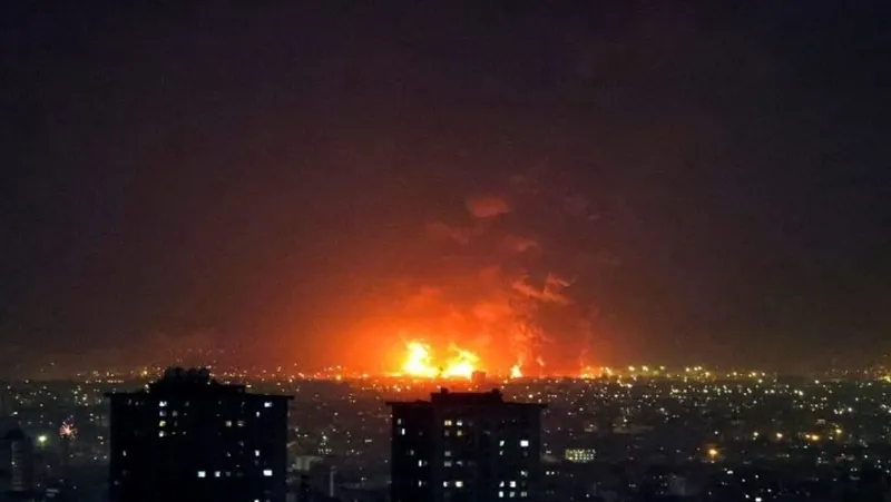 Israel tuy&ecirc;n bố ph&aacute; hủy nhiều ti&ecirc;m k&iacute;ch F-14 của Iran, cảnh b&aacute;o truy đuổi người kế nhiệm &ocirc;ng Khamenei